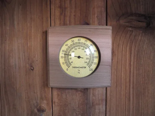 Vista 2 de HSE - Termómetro mecánico de cedro para sauna con diseño minimalista y esferas de vidrio