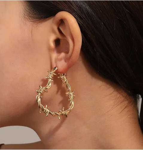 Vista 6 de Aretes góticos de alambre de púas con forma de corazón, aretes colgantes góticos negros, aretes punk, hip hop, joyería gótica para mujeres y hombres