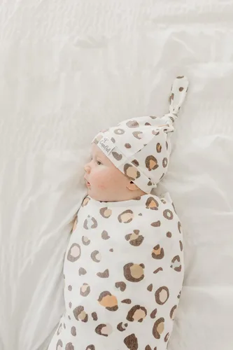 Vista 40 de Copper Pearl Gorro de bebé con nudo superior elástico suave Millie