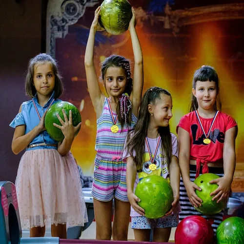 Vista 5 de 50 medallas de oro de plástico ganador de medallas de premio para niños deportes escolares, competiciones de fútbol, juegos, espectáculo
