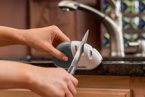 Vista 2 de Smith's 51003 Diamond Edge Grip™ MAX Afilador de 2 etapas - Blanco - Compacto - Base antideslizante - Agarre V patentado - Afilar cuchillos