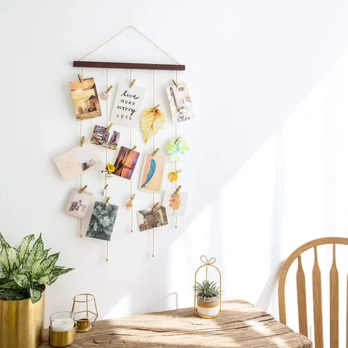 Vista 2 de Mkono Soporte Colgante para Exhibir Fotos Portafotos con 25 Clips de Madera Decoración de Habitación para Adolescentes Exhibidor de Tarjetas