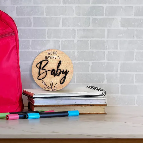 Vista 3 de Letrero de anuncio de embarazo con texto en inglés "We Having a Baby" Disco redondo de anuncio de madera con letras 3D negras decorativas