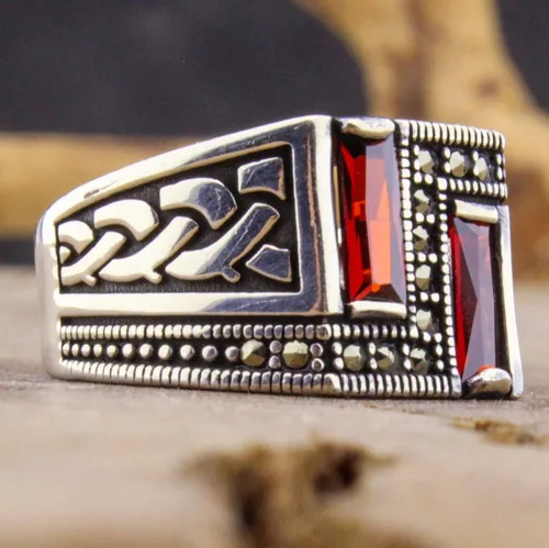 Vista 2 de Anillo de plata de ley 925 maciza, hecho a mano con corte baguette, piedra rubí roja simulada y piedra de marcasita para hombre, Metal Metal Piedra