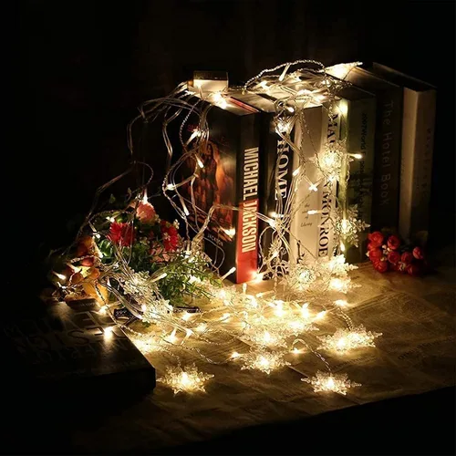Vista 2 de Guirnalda de luces LED para cortina, 96 luces LED colgantes de hadas impermeables, luces de copo de nieve de Navidad con control inalámbrico