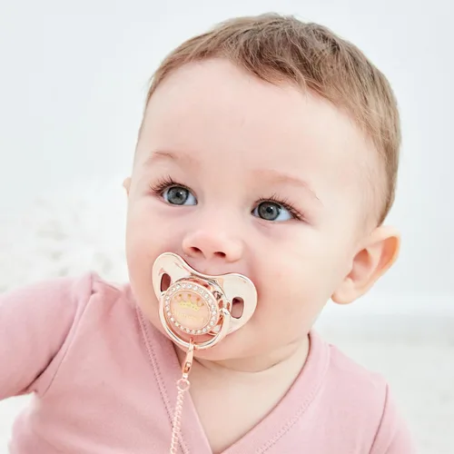 Vista 2 de Juego de Chupete y Clip Personalizado con Nombre en Oro Rosa con Brillos, Regalo Ideal para Baby Shower, Sesión de Fotos de Recién Nacido y Recuerdo