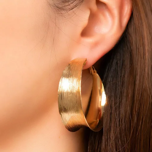 Vista 2 de Aretes de Aro Gruesos de Oro para Mujeres Exagerados Grandes Anchos Post Gruesos Aretes de Aro Minimalistas Pulidos 80MM Aretes de Declaración