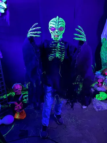 Vista 2 de Zagone Studios - Kit de disfraz de alienígena con luz negra y UV