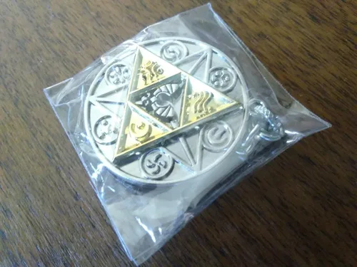 Vista 2 de Llavero Triforce - Llavero con medallón Triforce