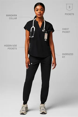 Vista 5 de Fabletics Camiseta médica Evolve de 3 bolsillos para mujer con un ajuste de gran tamaño, MotionTech, elástica en 4 direcciones, resistente a