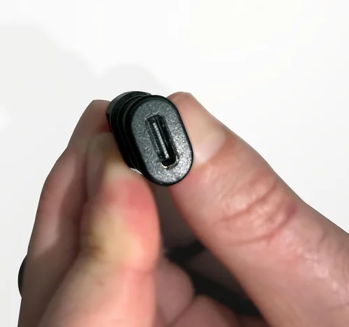 Vista 2 de Optimate USB O-118, cargador inteligente en línea de 3300 mA USB-C para motocicleta, con modo de espera y monitor de batería de vehículo