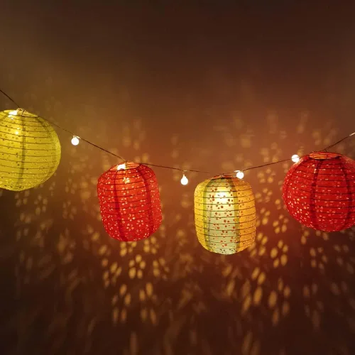 Vista 5 de Paquete de 12 linternas de papel chinas, japonesas, colgantes de papel con luces LED, borlas de 6.3 pulgadas, ovaladas para decoraciones de Año