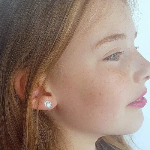 Vista 2 de Pendientes hipoalergénicos de plata de ley 925 con ópalo sintético y delicado regalo de cumpleaños para ella
