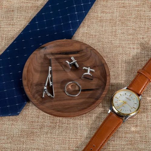 Vista 3 de Bandeja de joyería de madera pequeña personalizada grabada para anillos de madera, bandeja de compromiso para hombres, soporte para anillos de boda
