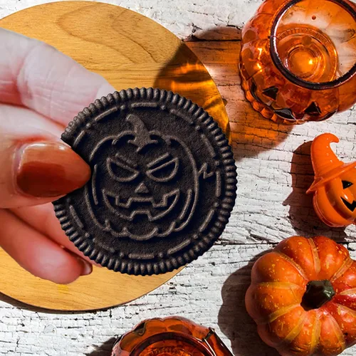 Vista 6 de OREO Galletas de Halloween de sándwich de chocolate con crema de naranja Edición limitada