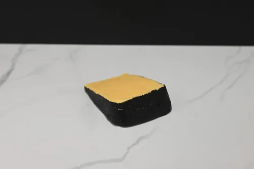 Vista 2 de Cuña de queso cheddar falso con cáscara negra