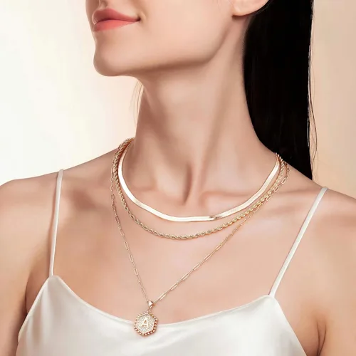 Vista 3 de Collares con iniciales en capas para mujer, collar de cadena con clip chapado oro de 14 quilates para mujer, collar con forma hexagonal