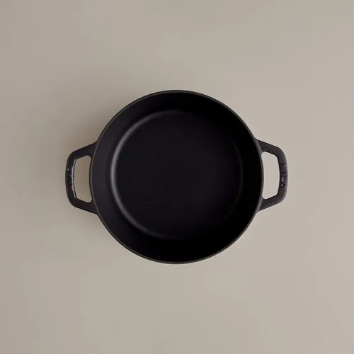 Vista 3 de Milo by Kana - Horno holandés de hierro fundido esmaltado de 3.5 cuartos con tapa, cacerola de primera calidad, revestimiento de esmalte por dentro