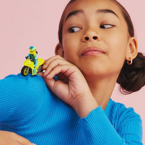 Vista 2 de LEGO City Stuntz Cyber Stunt Bike 60358, juguete de motocicleta con volante para realizar saltos y trucos, juguetes de acción para niños y niñas a