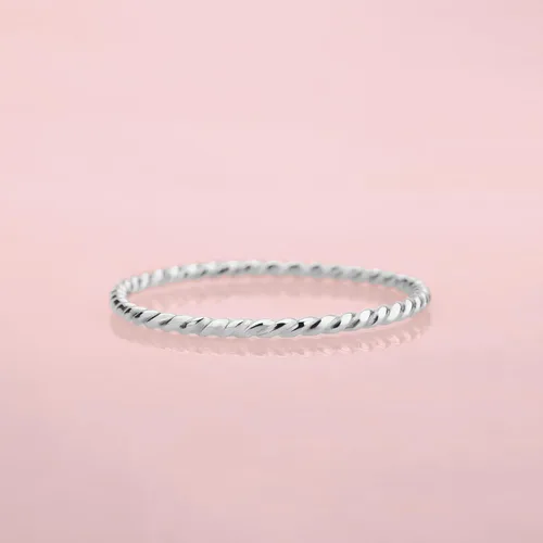 Vista 4 de Melanie Golden Artisan Jewelry Anillo apilable de cuerda trenzada Elegante anillo apilable delgado de 0.039 in en plata, oro u oro rosa Ajuste