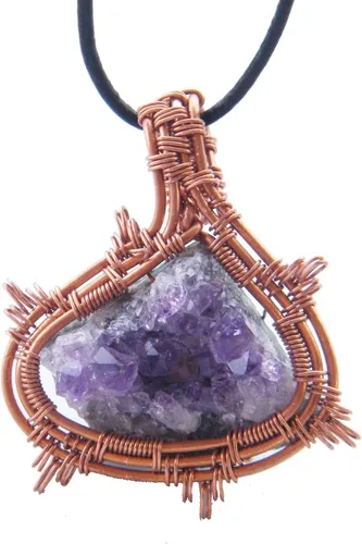 Vista 2 de Collar de amatista drusa con cuerda de cuero, collar bohemio, colgante envuelto en alambre de cobre, 45x36mm, Gema, Amatista brasileña