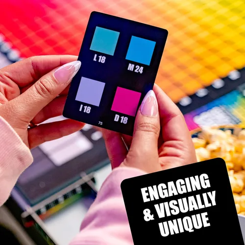 Vista 6 de HUES and CUES Juego de adivinanzas de colores vibrantes, perfecto para la noche de juegos en familia Conecta pistas y colores 480 cuadrados