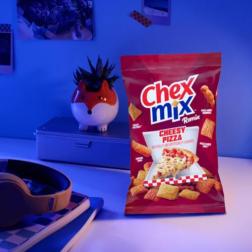Vista 5 de Chex Mix Remix - Mezcla de bocadillos de pizza con queso, tamaño familiar