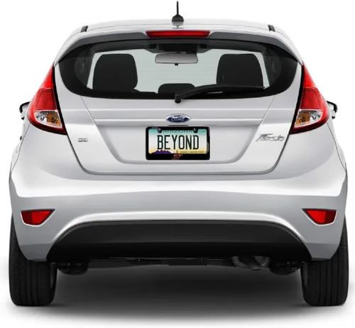 Vista 4 de iPick Image Hecho para Ford Focus ST en letras 3D gris oscuro sobre marco de matrícula de metal negro