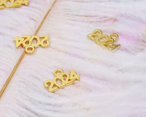 Vista 5 de Tupalizy 100 cuentas de aleación para el año 2024 para graduación, collar con borla, colgante, pulsera, aretes, llavero, joyería, hallazgos