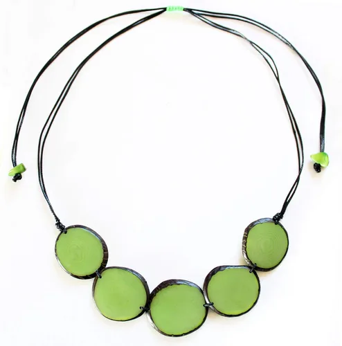 Vista 3 de Collar de tuerca de tagua en verde hecho a mano Fairtrade, ajustable por Florama Natural Jewelry