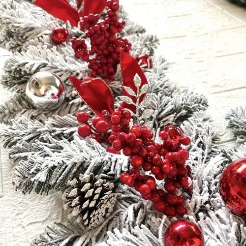 Vista 4 de Coronas de Navidad para puerta delantera, guirnaldas de Navidad artificiales con bola de Navidad, conos de pino y bayas rojas, coronas rústicas