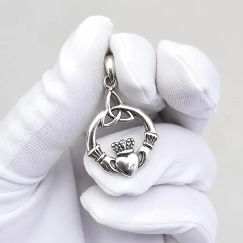 Vista 2 de Collar de plata esterlina 925 irlandés Claddagh - Colgante con nudo celta de trino con cadena de 20 pulgadas - Encanto de corona de corazón
