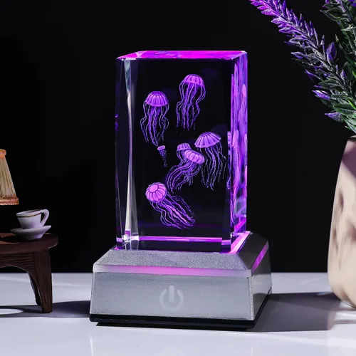 Vista 2 de LONGWIN Figuras de medusas de cristal 3D, luz nocturna multicolor, regalos grabados con láser de vidrio para niños y niñas en cumpleaños, Navidad
