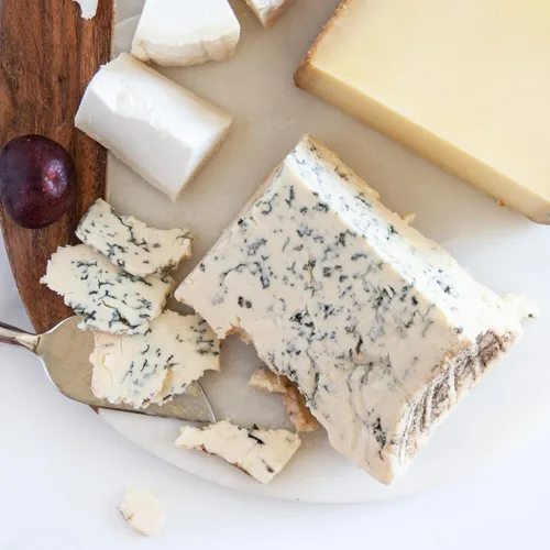 Vista 2 de igourmet Surtido de quesos franceses para conocedores, incluye queso francés Tomme de Savoie, Nutty Comte, Camembert francés y Fourme d'Ambert