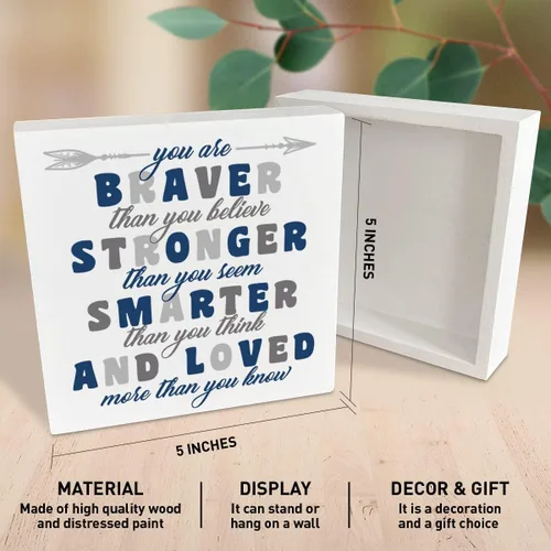 Vista 2 de Letrero de madera para habitación de niños, con texto en inglés «You Are Braver Than You Believe», decoración inspiradora de escritorio