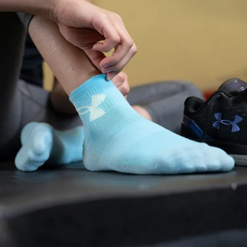 Vista 6 de Under Armour Kids' Essential Quarter Socks, 6-Pairs