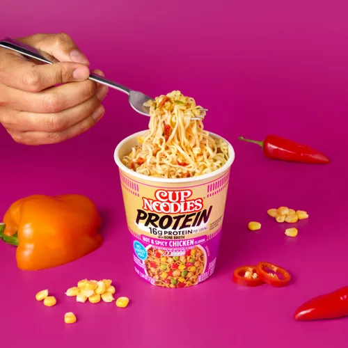 Vista 3 de Nissin Taza de fideos ramen con proteína, sabor a pollo picante con caldo de huesos, 16g de proteína, taza de 2.54 onzas (paquete de 6)