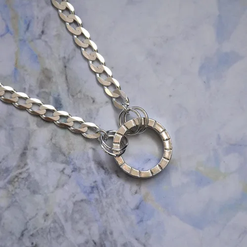 Vista 6 de Collar de gargantilla en plata 950 o chapado en oro con luna tallada a mano o dije circular, con diferentes cadenas y extensiones para ajustarlo