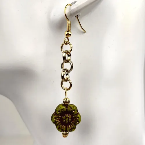 Vista 2 de Aretes colgantes de margaritas verde lima, latón chapado en oro, sin níquel, floral