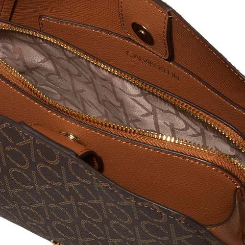 Vista 7 de Calvin Klein Bandolera de cadena de triple compartimento de Hailey Signature