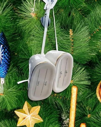 Vista 5 de Adorno navideño de zapato de bebé 2024 – Adorno de botines de bebé personalizados blancos – Adorno de zapato de bebé – Primera Navidad del bebé