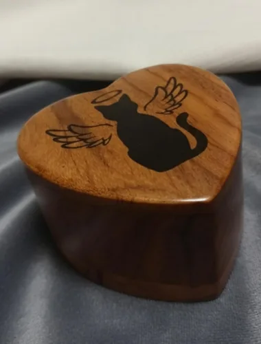 Vista 7 de Urna de recuerdo grabada en forma de corazón de madera, urna de cremación para cenizas de mascotas, perros y gatos, hecha a mano para cenizas