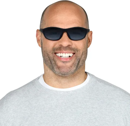 Vista 9 de Foster Grant, Hombres, Backstop Wrap Gafas de sol polarizadas, Negro/Negro, 5.906 in, Negro