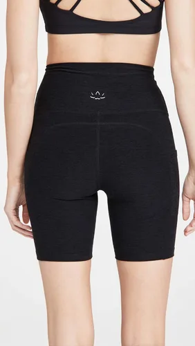 Vista 3 de Beyond Yoga Pantalones cortos de ciclismo de cintura alta con bolsillo Spacedye para mujer