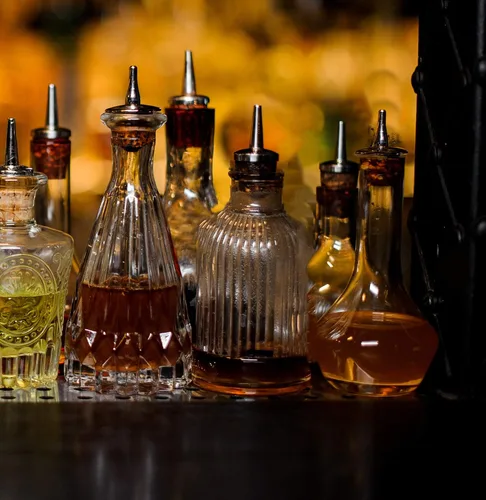 Vista 3 de Amehla Bitters Bottle - Juego de 2, capacidad de 3 onzas con tapas Dasher y tapas de tapón - Botellas Dasher para amargos - Botellas amargas
