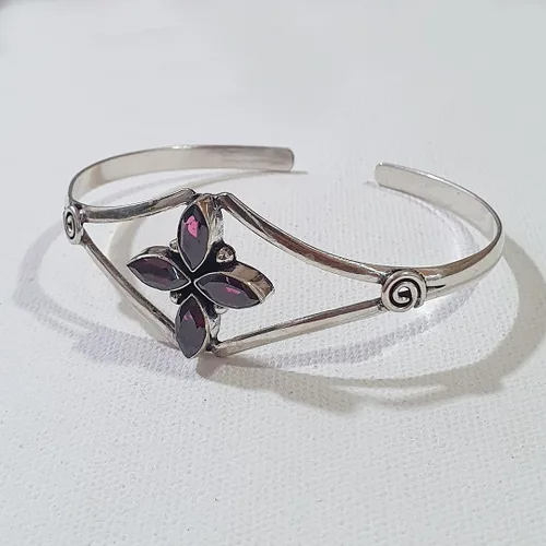Vista 4 de Brazalete hecho a mano para mujer, diseño tribal bohemio, chapado en plata, natural natural rojo granate piedra preciosa de diseñador moderno