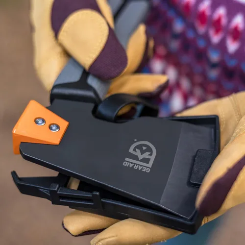Vista 6 de GEAR AID Balta Camp Hatchet: una herramienta versátil para incendios y campamentos con cubierta de seguridad, martillo, cortador de leña y extractor