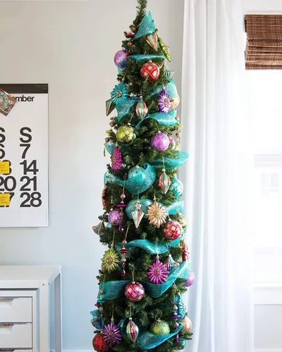 Vista 3 de Treetopia Empire Pencil Tree - Árbol de Navidad artificial para interiores, preiluminado con luces LED transparentes, ramas con bisagras, decoración