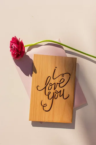 Vista 2 de Tarjeta de madera con texto en inglés "I Love You" (regalos personalizados, mensaje personalizado, aniversario, boda, cumpleaños, solo porque sí)