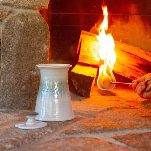 Vista 3 de Georgetown Pottery Hecho a mano Cape Cod Firepot Firepot con hierro y esteatita fuego Starter Wand para chimenea, estufa de leña, hoguera